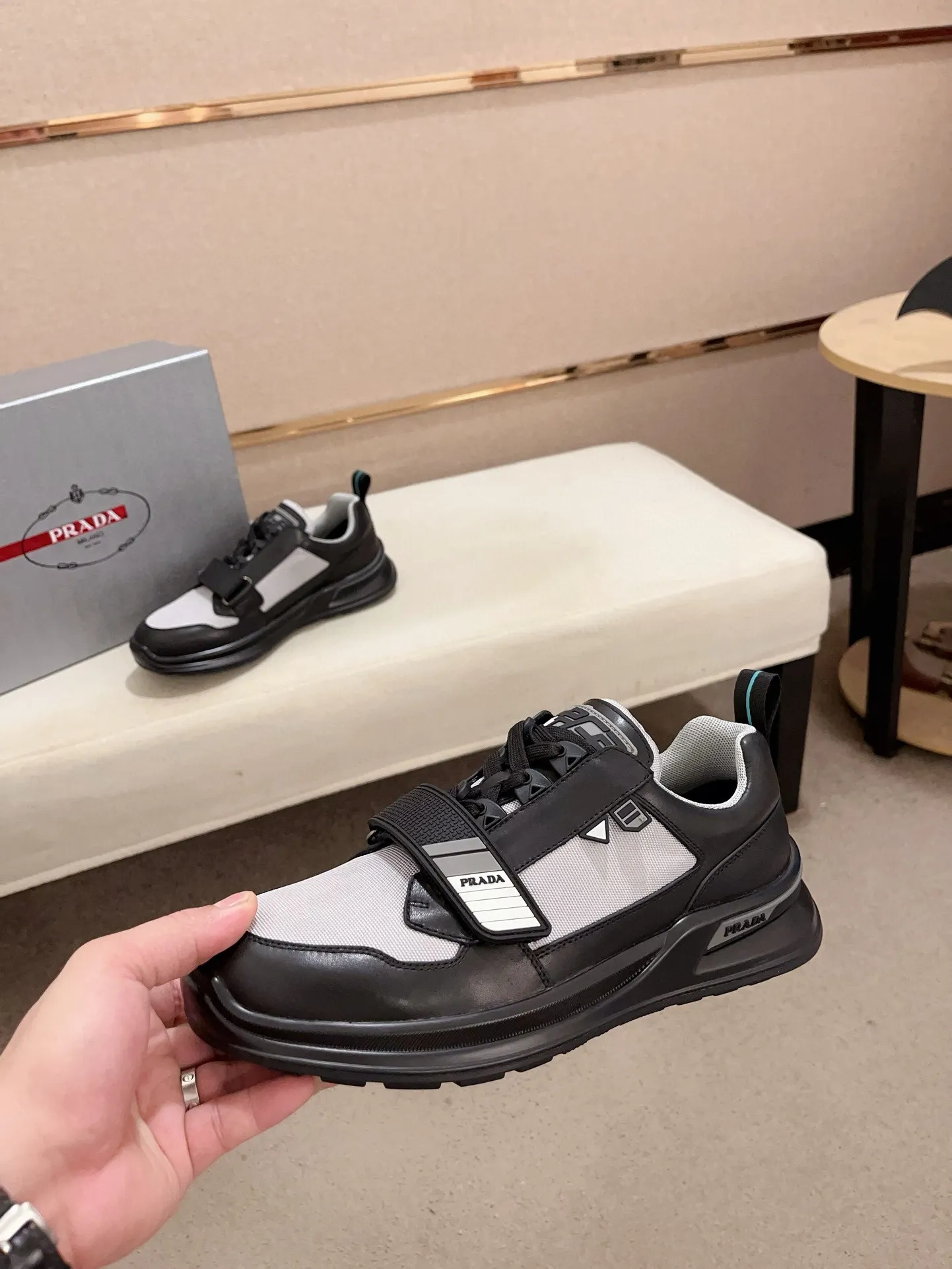 Factory price 620💰 ✔️✔️✔️Higher version High-quality new PRADA (Prada) counters are launched simultaneously. New men's shoes and 😘fabric are made of high-tech glue-spraying technology. Lining: Full cowhide lining. 👍🏿 High-end ☄️ air-cushion molded anti-slip rubber outsole, exquisite lines, simple and elegant, comfortable and high-end for leisure travel. Code number: 38 to 44 (45 is custom-made and cannot be returned or exchanged)